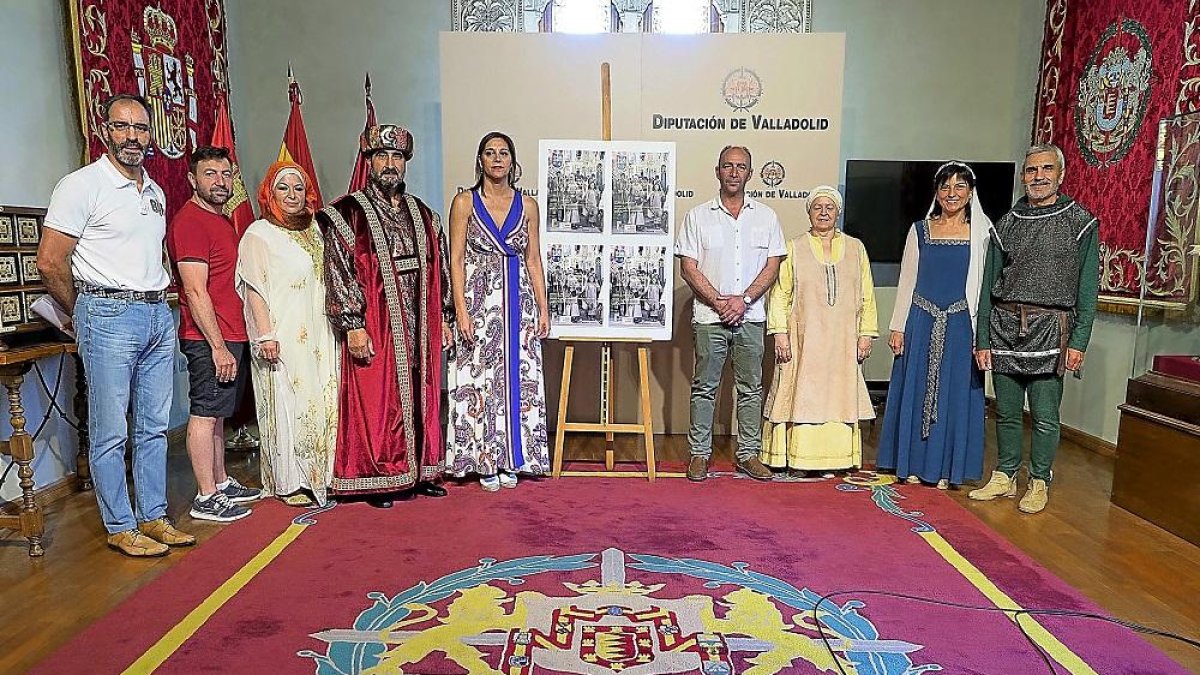 El grupo teatral Pedregal durante la presentación de la recreación de ‘En el Campo te espero. El orígen de un pueblo’.-E. PRESS