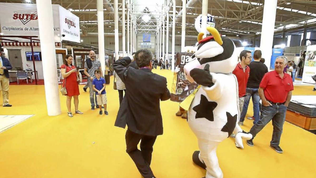 Niños y adultos visitan la Feria de Valladolid, a principios de la semana pasada.-ICAL