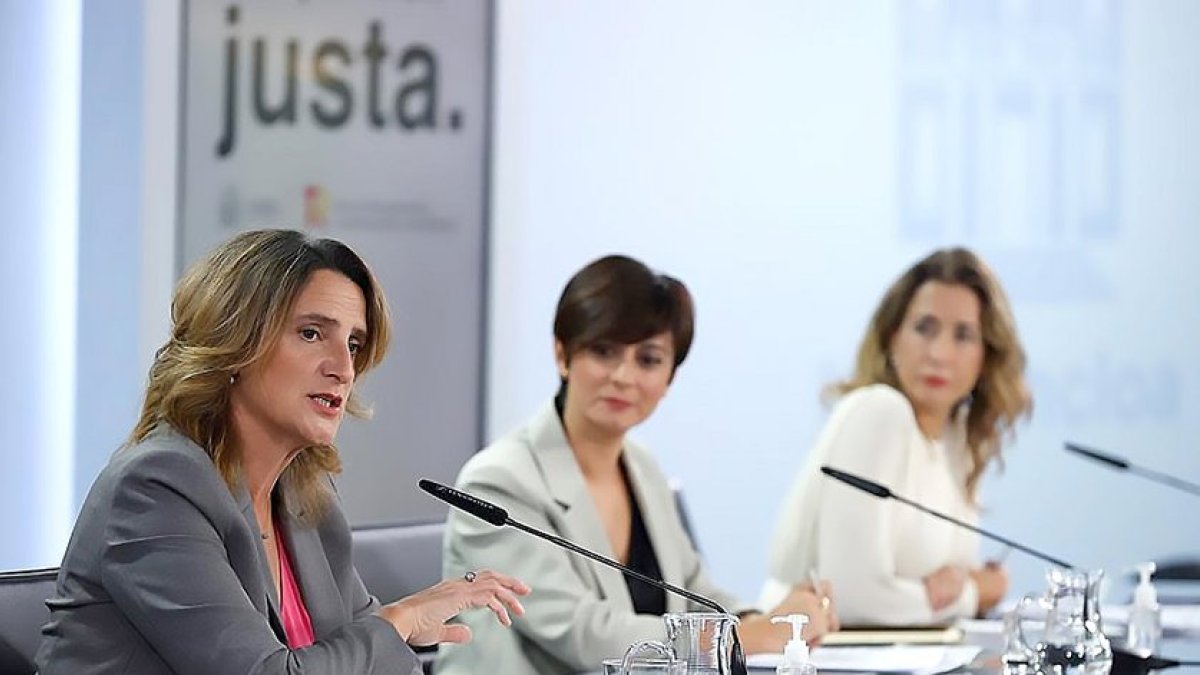 Teresa Ribera, la ministra portavoz Isabel Rodríguez y la titular de Transportes, Raquel Sánchez. E.M.