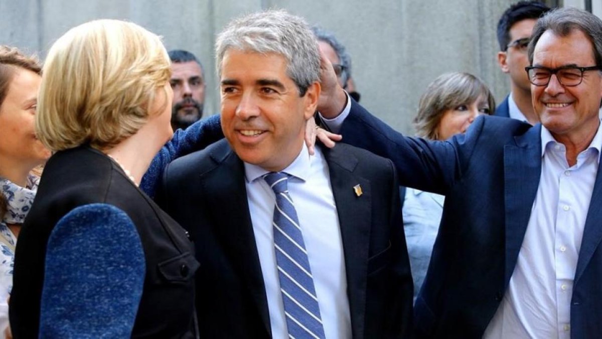 Francesc Homs, entre Artur Mas e Irene Rigau, en las puertas del Tribunal Supremo.-JUAN MANUEL PRATS