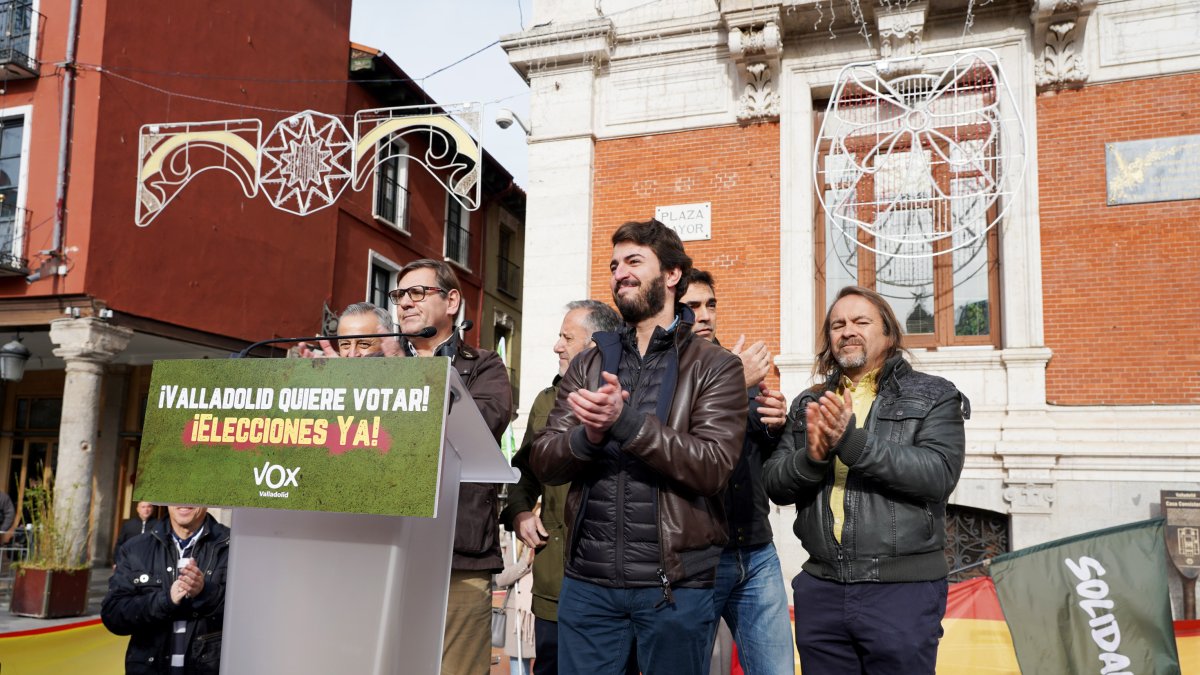 Concentración de Vox para exigir la dimisión del Gobierno de España y la convocatoria de elecciones. Asiste el vicepresidente de la Junta, Juan García-Gallardo. -ICAL
