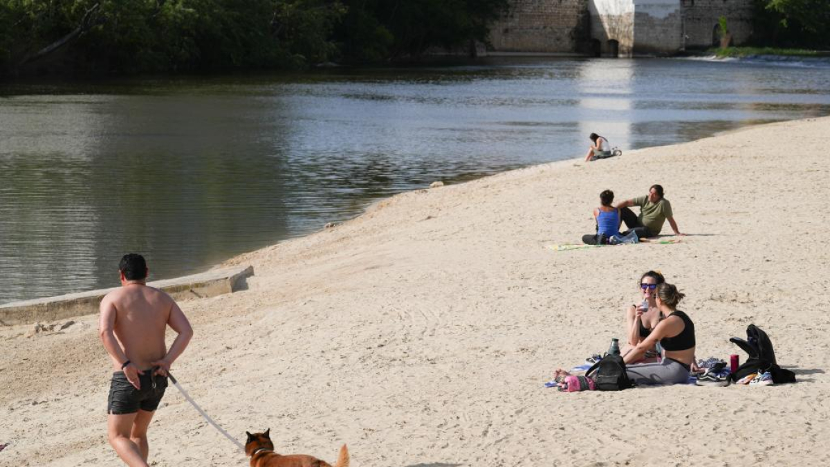 La playa de Moreras en Valladolid recibe a sus primeros bañistas en el mes de abril. - J.M. LOSTAU