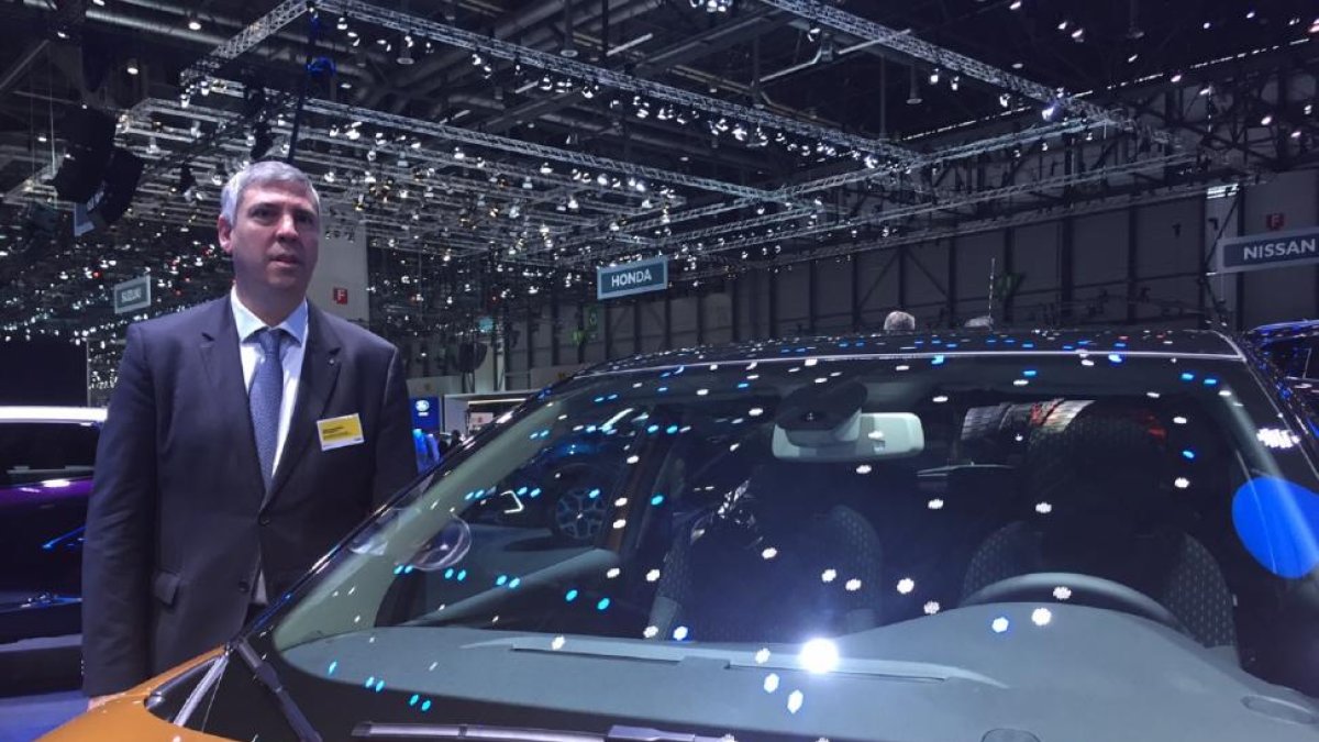 José Vicente de los Mozos, en el salón del automóvil de Ginebra-E. M.