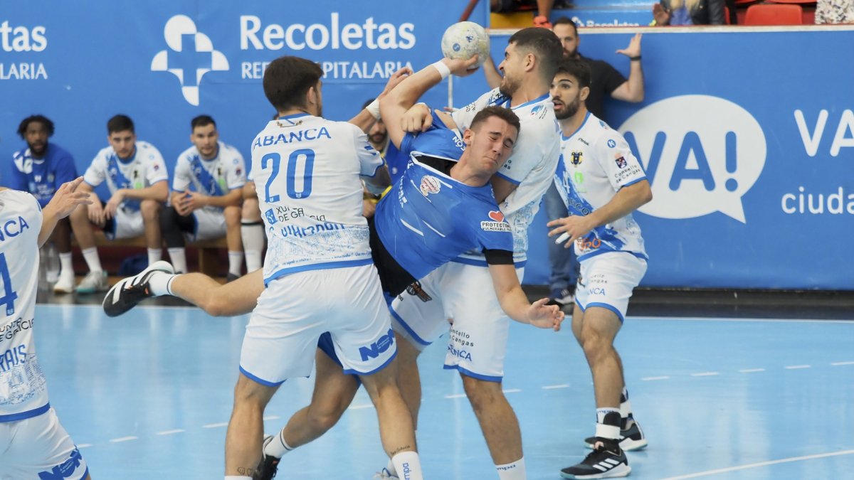 Alejandro Pisonero penetra entre líneas en el duelo ante Cangas en Huerta del Rey. E. GARCíA / PHOTOGENIC