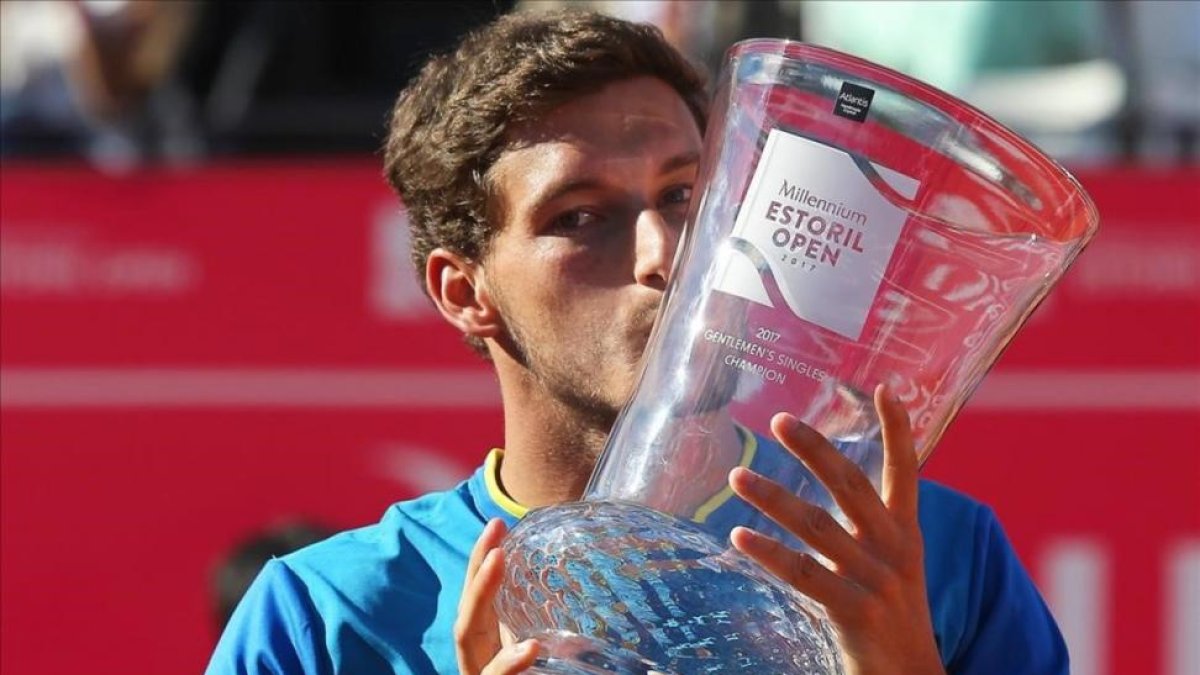 Pablo Carreño levanta el trofeo del Abierto de Estoril conquistado ante Gilles Müller.-EFE / MIGUEL A. LOPES