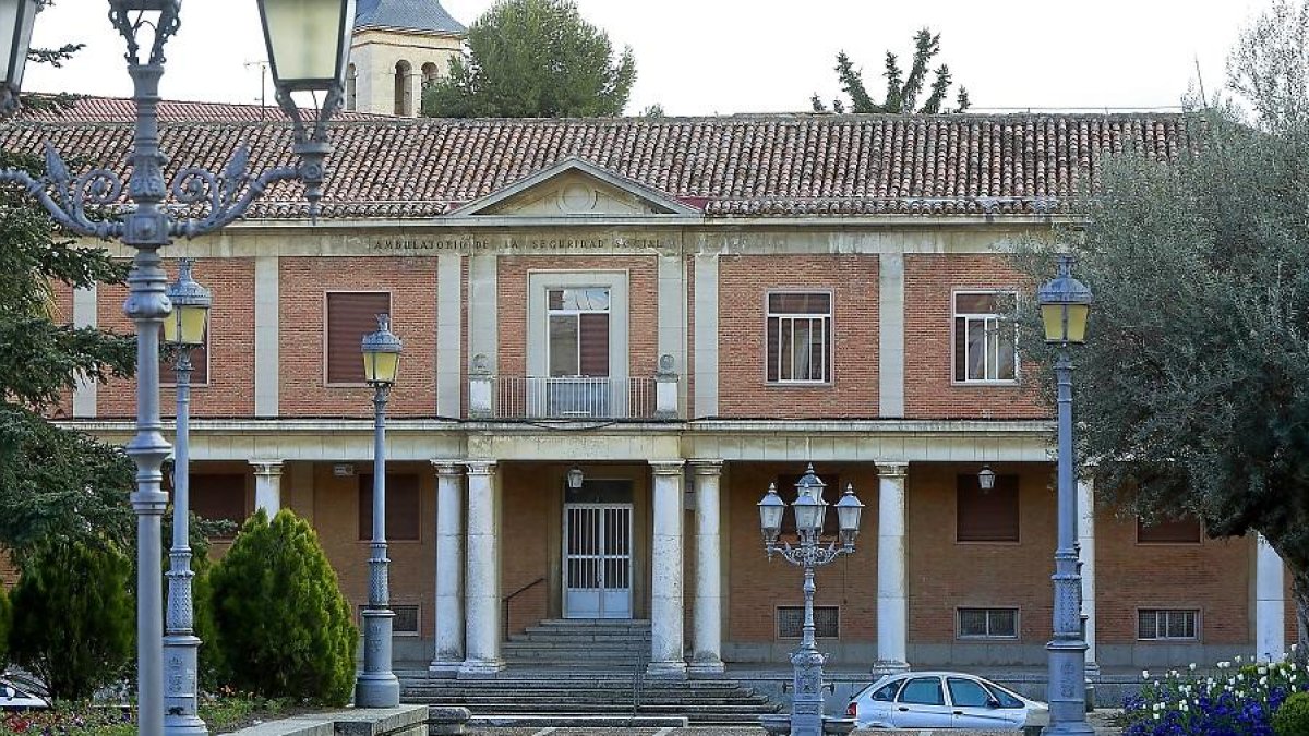 Fachada principal del Centro de Salud de Medina de Rioseco, que será totalmente reformado.-J. M. LOSTAU