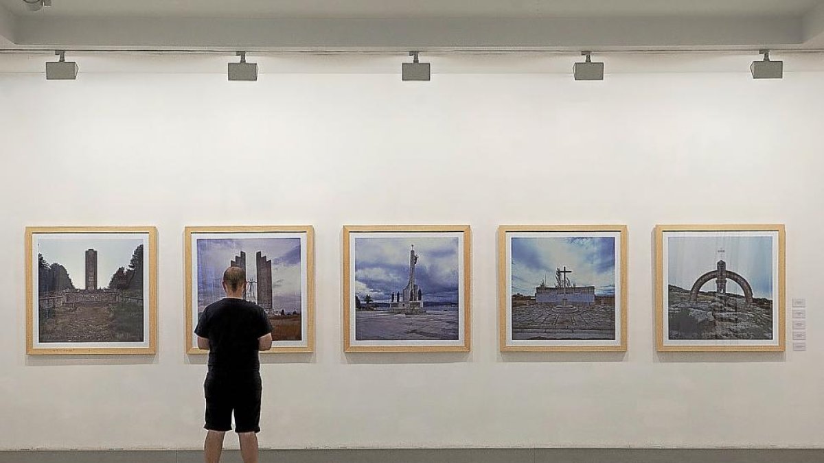 Un hombre contempla las fotografías de González en Alcocero de Mola, Valladolid, Santoña, Labajos y Puerto del Pico.-JOSÉ C. CASTILLO