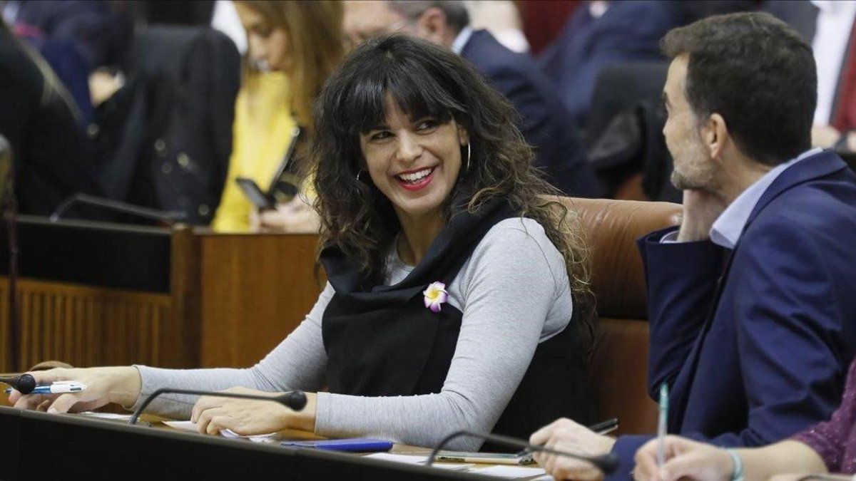 a líder de Adelante Andalucía, Teresa Rodríguez, junto al número dos de la formación, Antonio Maillo, en la investidura de Juanma Moreno en Andalucía.-EFE