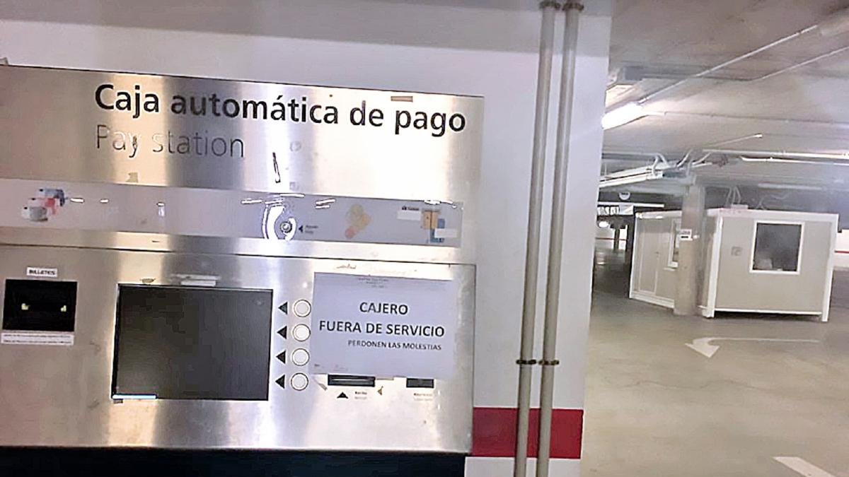Máquina de pago automático inoperativa en el párking del Delibes. Y nadie en la cabina de vigilancia.-E. M.