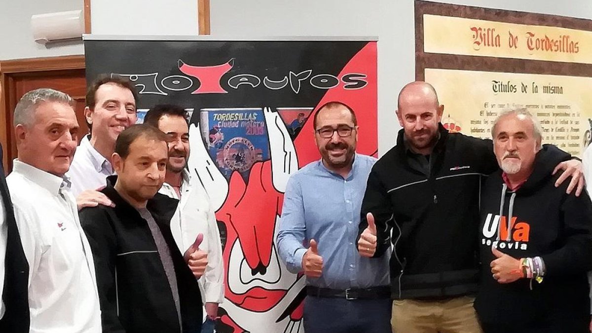 Ruiz y Oliverira flanquean el cartel de Motauros junto a miembros de la organización, ayer en Tordesillas.-E.M