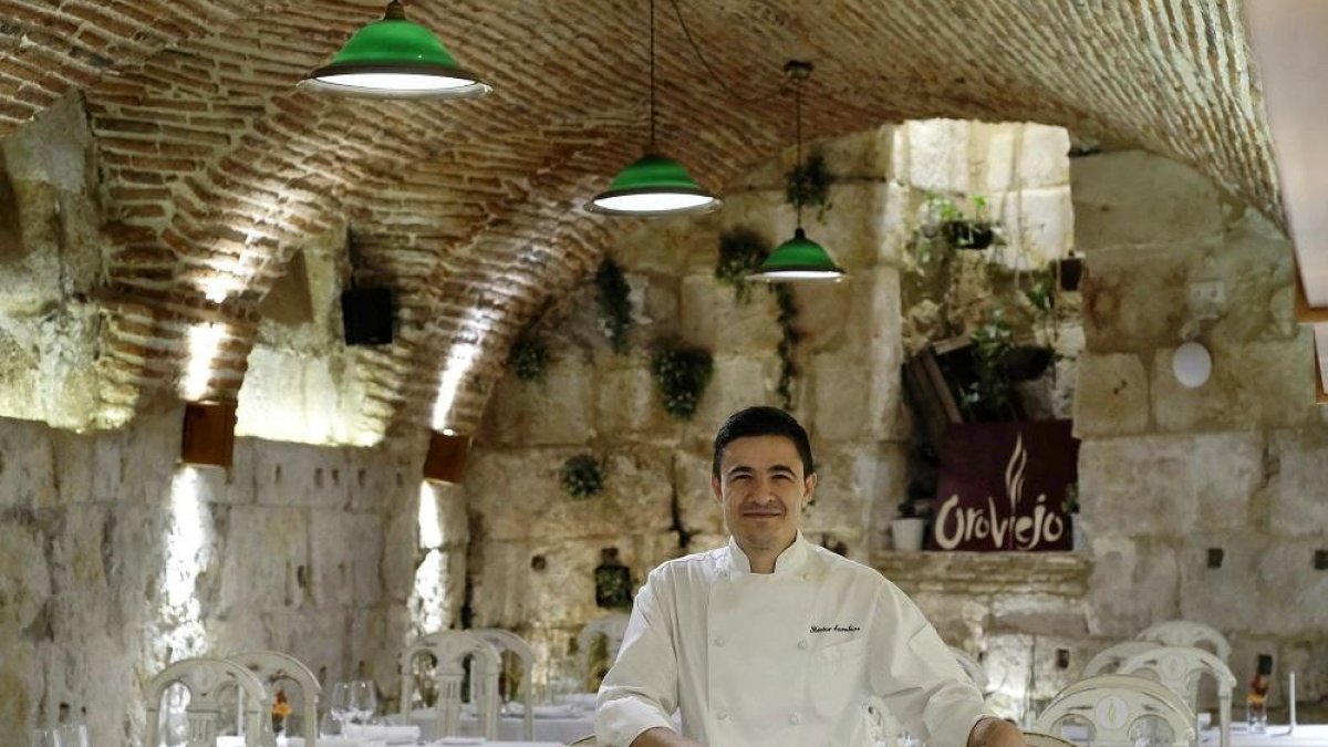 El jefe de cocina y dueño del establecimiento Héctor Carabias en uno de los comedores de este restaurante ubicado en un edificio histórico.-ENRIQUE CARRASCAL
