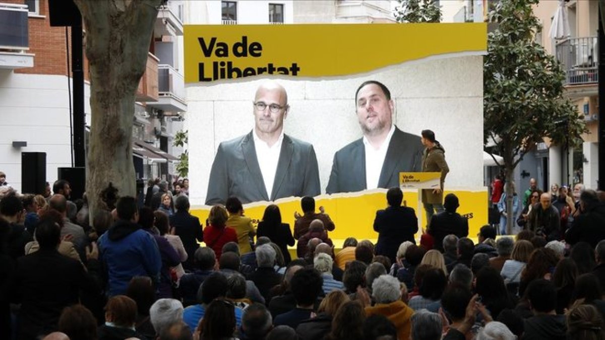 Oriol Junqueras y Raul Romeva en una videoconferencia, en un acto en Cambrils.-ACN / GUILLEM ROSET