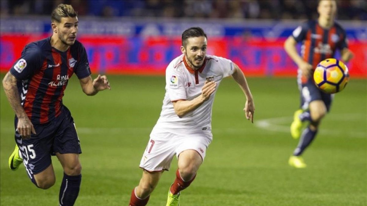 Theo persigue a Sarabia en un partido entre el Alavés y el Sevilla.-EFE / ADRIAN RUIZ DE HIERRO