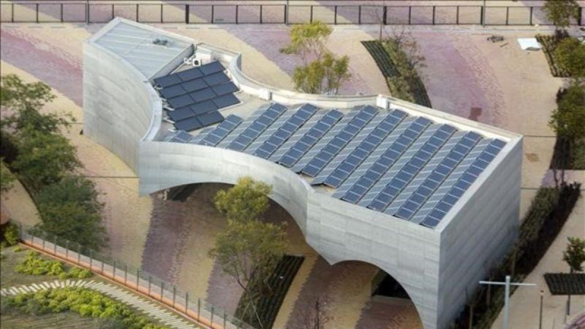 Vista aérea del edificio que acoge el centro CaixaForum de Sevilla, en la Isla de la Cartuja.-JESUS GRANADA