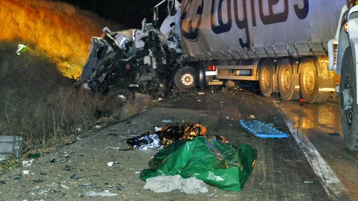 Imagen de la brutal colisión entre los camiones en la CL-101 en Buberos, en Soria.-MARIO TEJEDOR