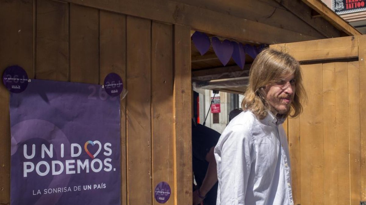 El secretario general de Podemos en Castilla y León, Pablo Fernández, visita Salamanca para apoyar a los candidatos de Unidos Podemos por la provincia salmantina.-ICAL