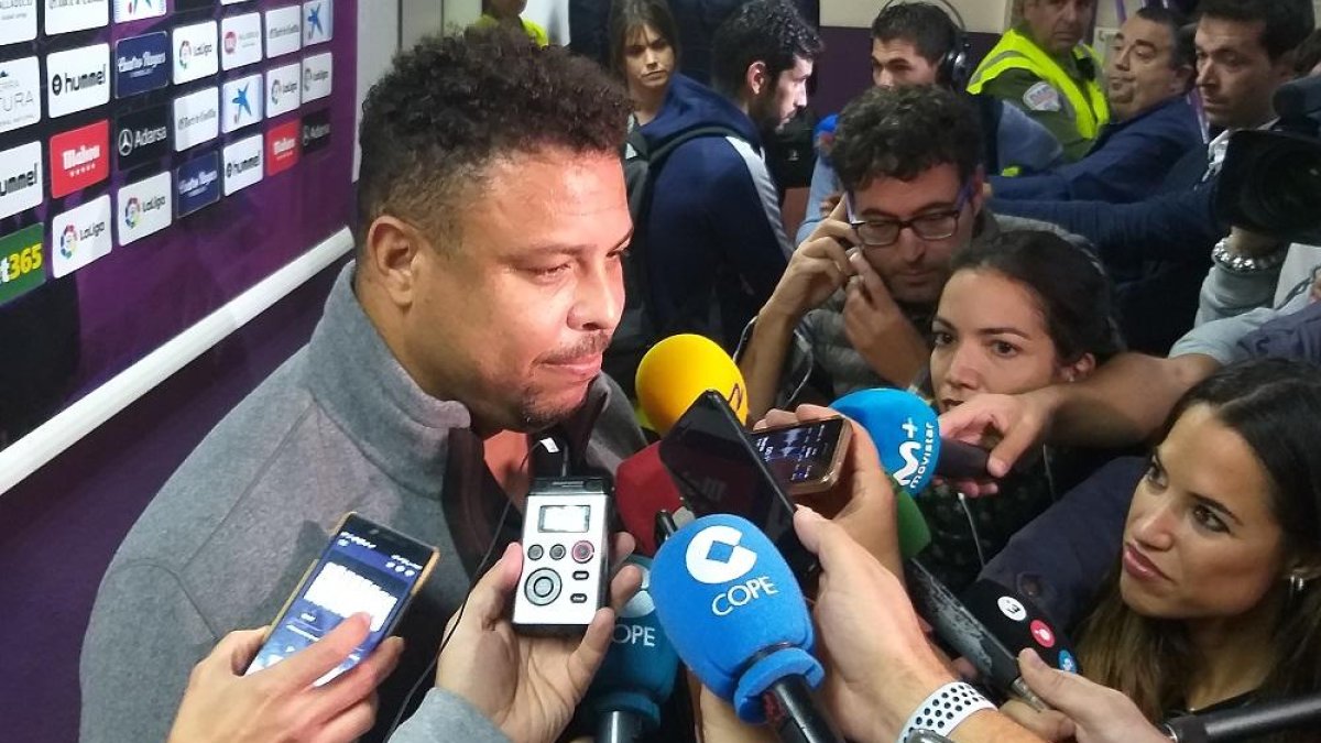 Ronaldo Nazario, en la zona mixta de Zorrilla, rodeado de micrófonos y grabadoras de los periodistas.-A. ALVARADO