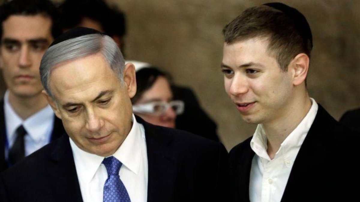Binyamin Netanyahu (izquierda) con su hijo Yair, en marzo del 2015.-AFP / THOMAS COEX