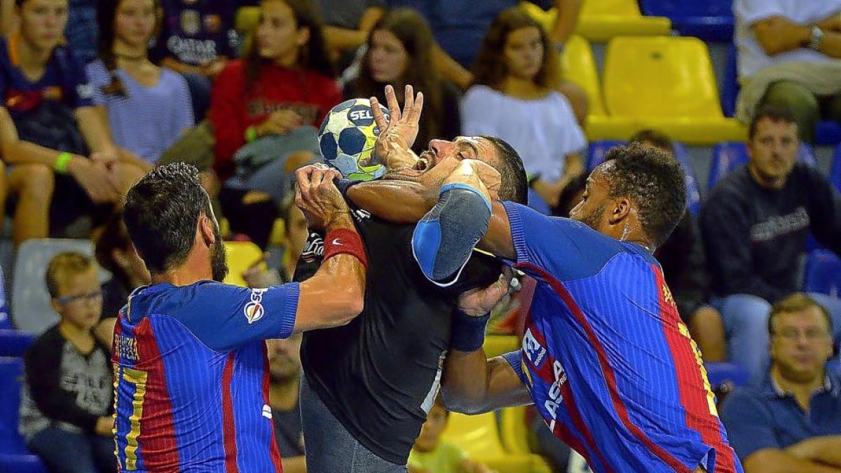 El vallisoletano Roberto Pérez es agarrado y frenado por los azulgranas Sorhaindo y Valero Rivera Jr.-PHOTO-DEPORTE