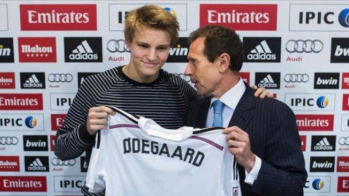 Butragueño presenta a Martin Odegaard, de 16 años, en Madrid.-Foto: AP / ANDRÉS KUDACKI