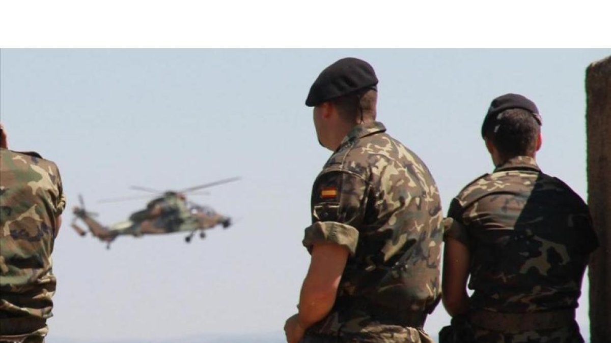Simulacro de operación militar en unas maniobras del Ejército.-EL PERIÓDICO