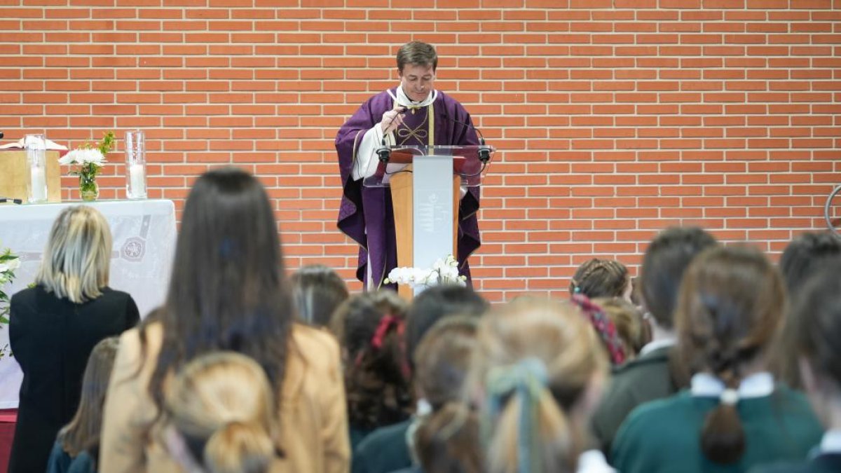 Instante del funeral oficiado en el colegio Pinoalbar de Valladolid en homenaje a Paloma e India, donde la pequeña de 8 años cursaba 3º de Primaria. J.M. LOSTAU