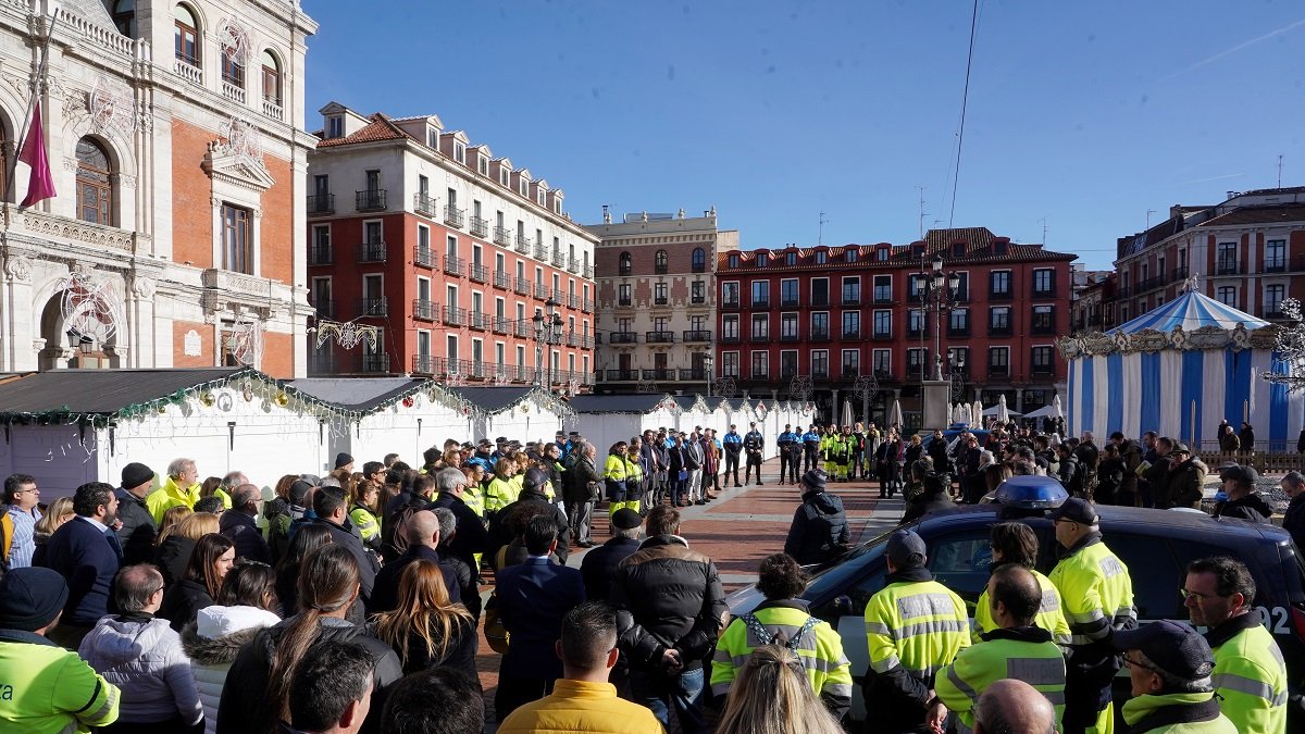 Minuto de silencio en la plaza Mayor por el trabajador fallecido. | ICAL