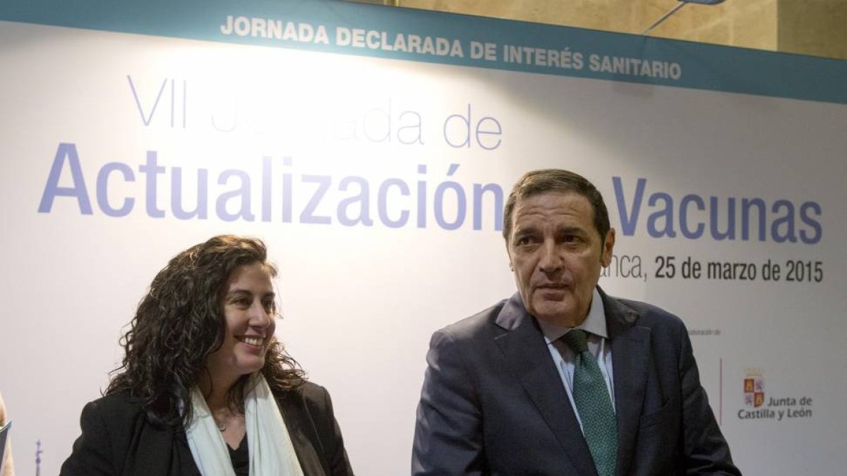 El consejero de Sanidad, Antonio María Sáez Aguado, inaugura la VII Jornada de Actualización en Vacunas, junto a Sonia Tamames, jefa del servicio de epidemiología de Castilla y León-Ical
