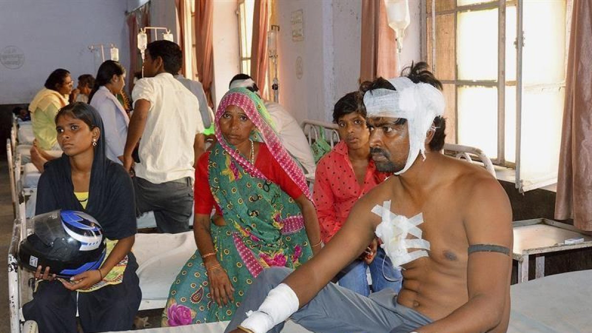 Heridos por el derrumbe de un muro y un cobertizo anexo a un edificio durante la celebración de una boda en Bharatpur reciben tratamiento médico en un hospital.-EFE