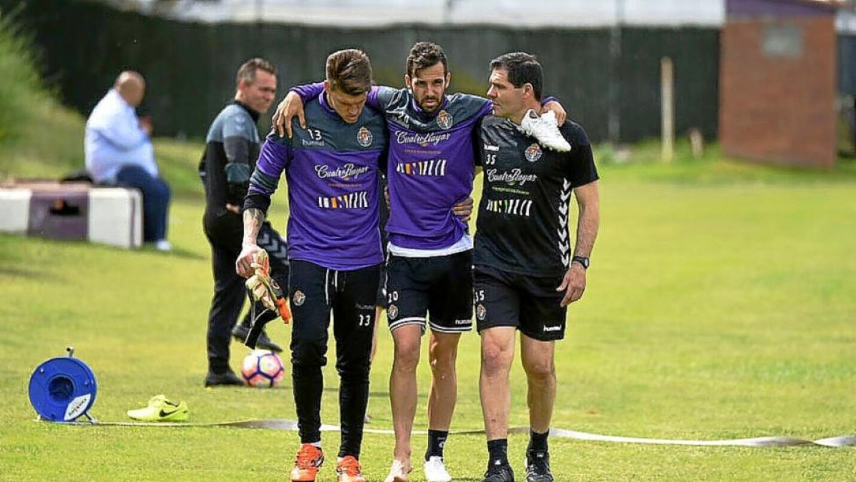 Guitián abandona los Anexos acompañado por Becerra y el doctor Alberto López-ANDRÉS DOMINGO / REAL VALLADOLID