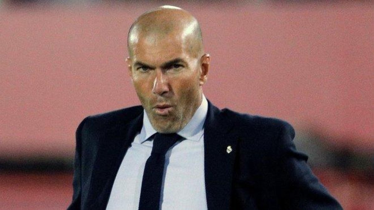 Zidane, durante el Mallorca-Madrid en Son Moix.-EFE / JUAN CARLOS CÁRDENAS