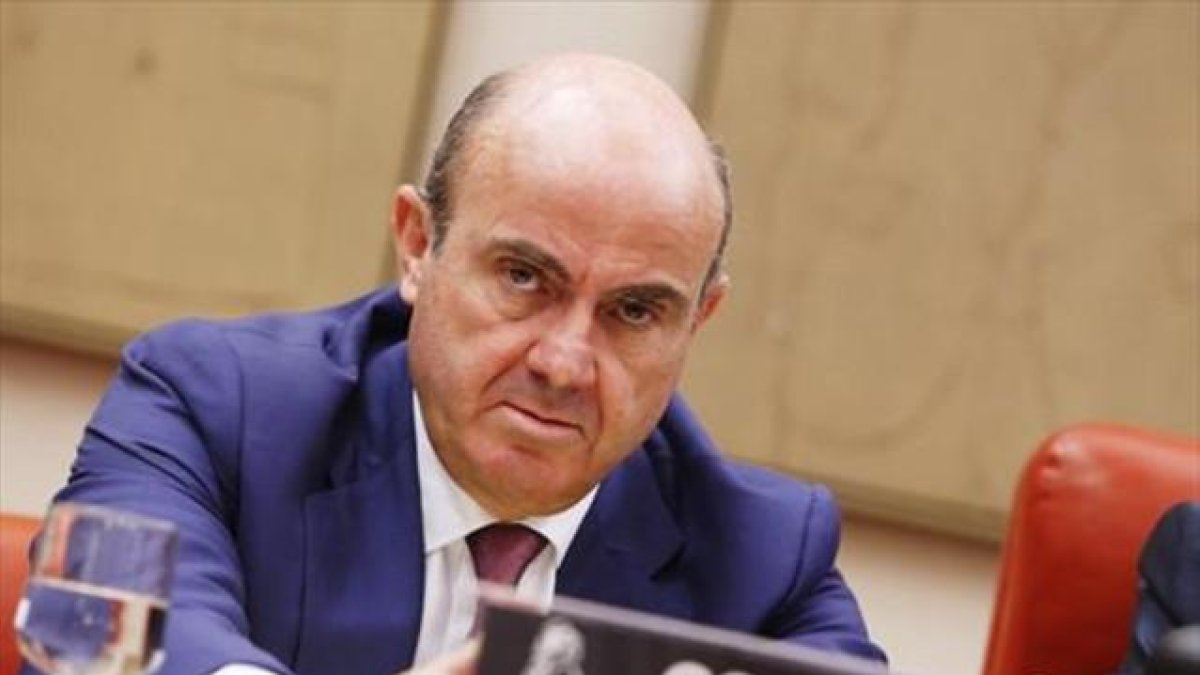 Luis de Guindos en la comision de Economía el pasado mes de julio.-AGUSTIN CATALAN