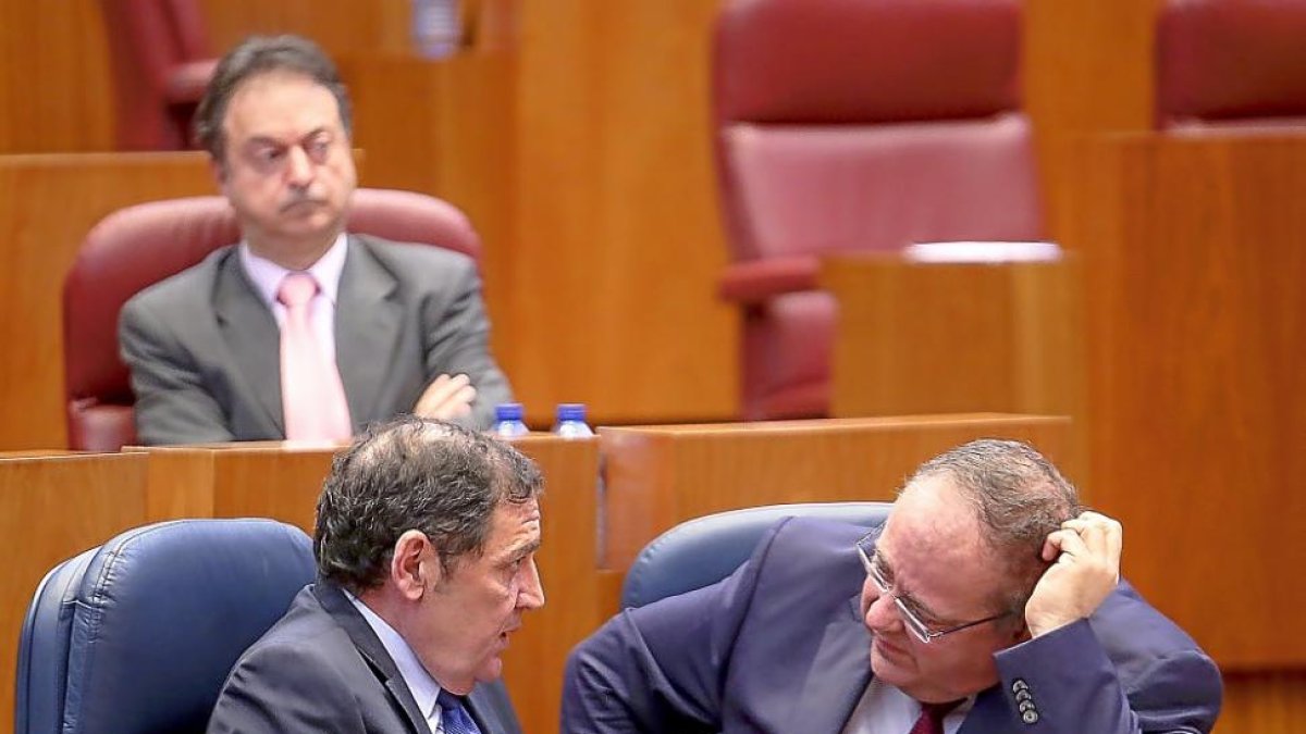 Sáez con Vázquez, el procurador del PP que intervino para rechazar la moción de Podemos contra las listas de espera.-ICAL
