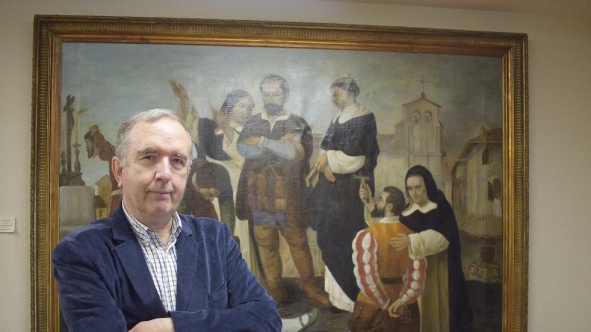 Fernando Manero, frente al cuadro ‘Ejecución de los Comuneros de Castilla’ en el Ayuntamiento de Villalar de los Comuneros.-ARGICOMUNICACIÓN