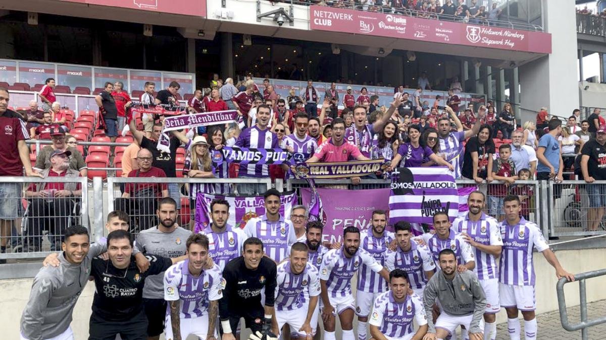Un grupo de aficionados viajó hasta Núremberg para apoyar al equipo.-REAL VALLADOLID