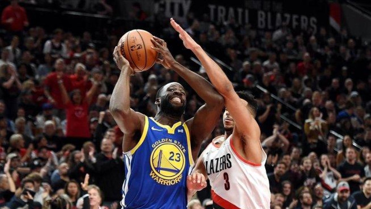 Draymond Green lanza a canasta, superando la defensa de McCollum en el tercer partido.-STEVE DYKES (AFP)