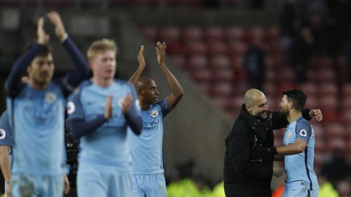 Guardiola felicita a Agüero (a la derecha) al final del partido.-LEE SMITH