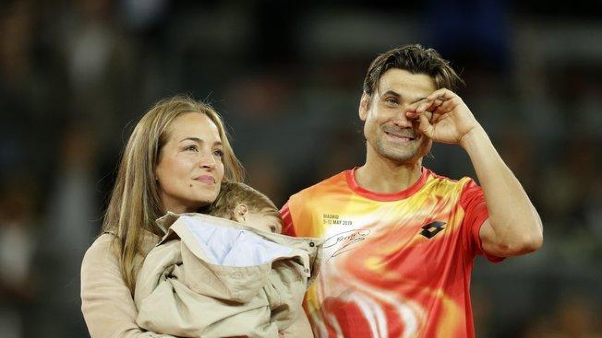 David Ferrer, junto a su mujer e hijo, en Madrid.-AP
