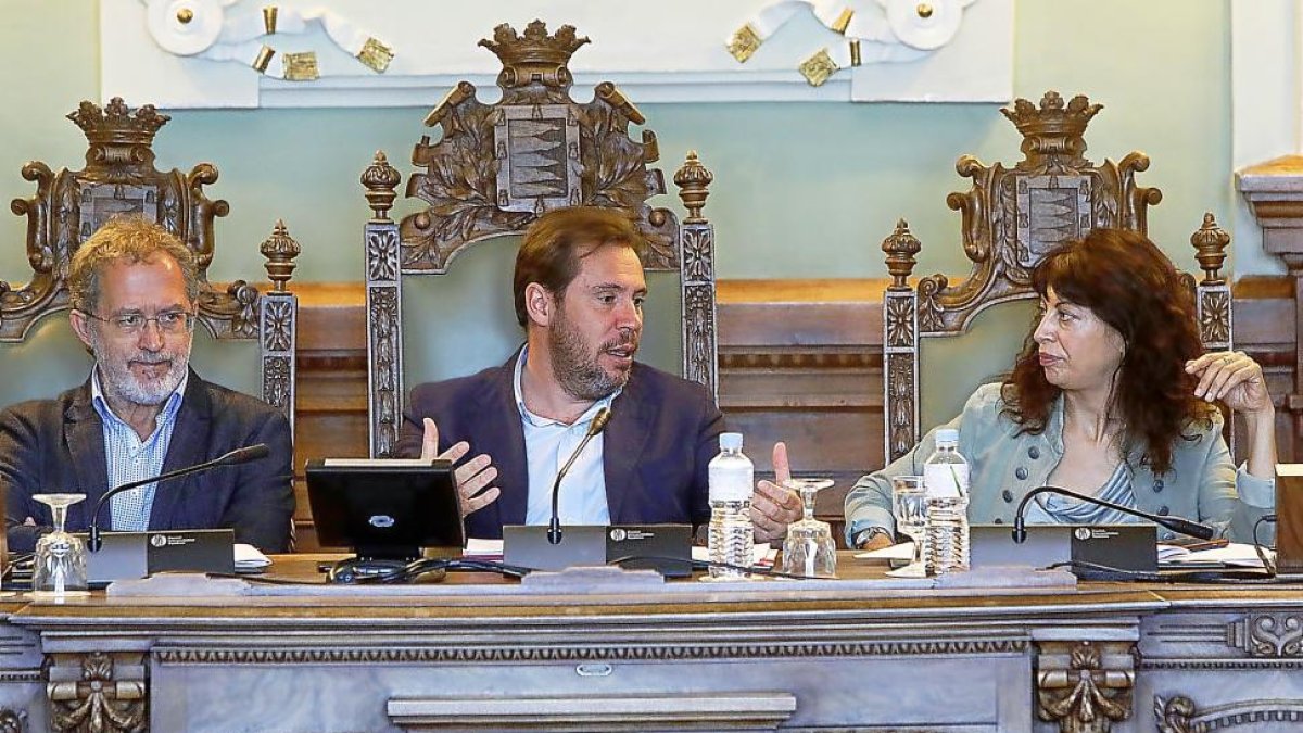 Saravia, Puente y Ana Redondo durante el pleno del Ayuntamiento.-J.M.LOSTAU