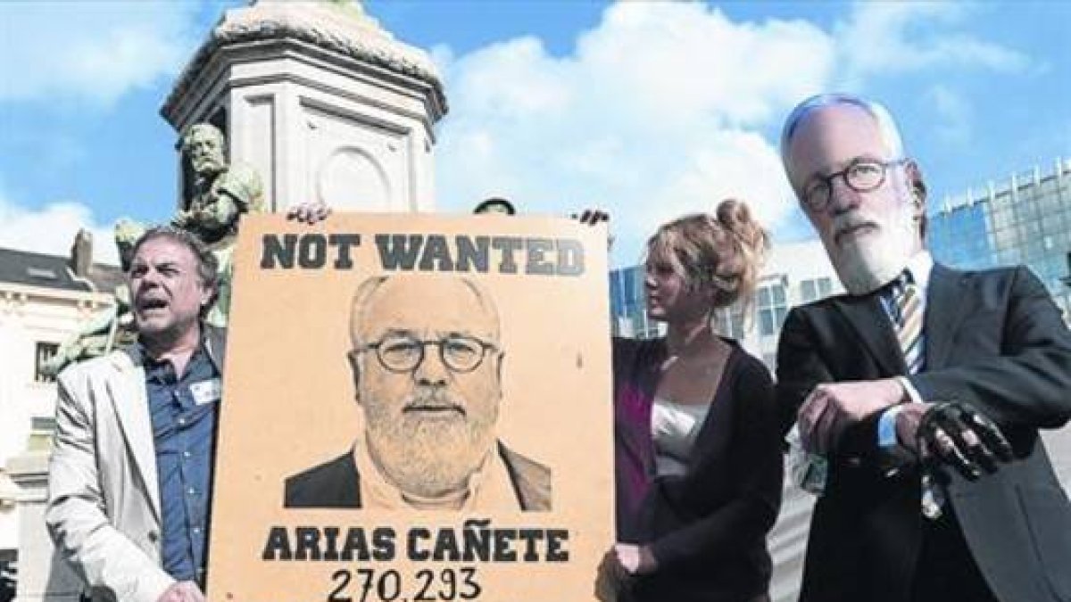 Unos manifestantes protestan por la candidatura de Cañete, en Bruselas.-