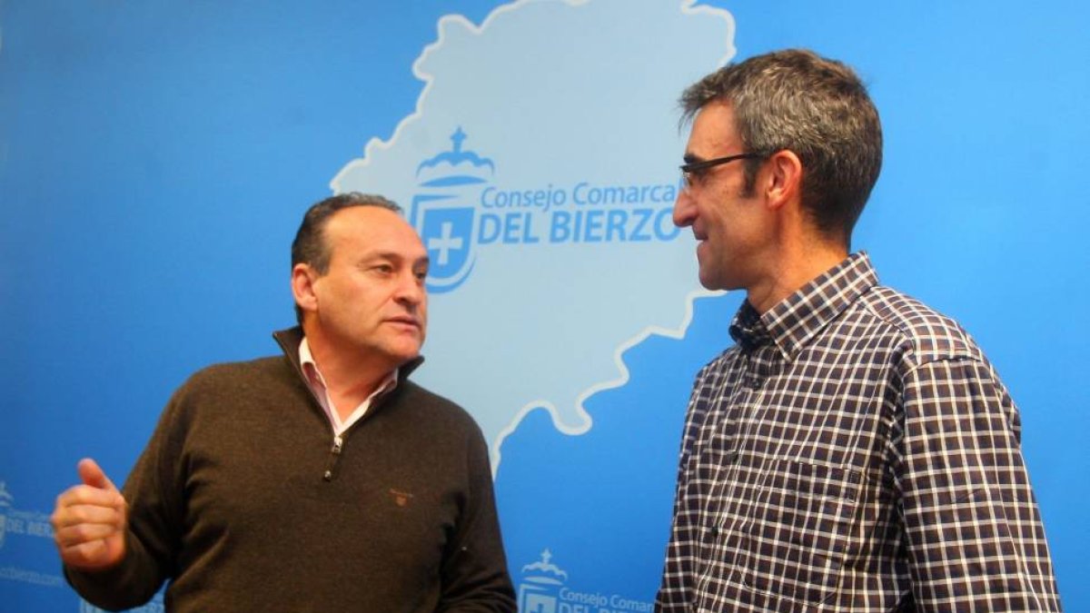 El presidente del Consejo Comarcal del Bierzo, Alfonso Arias, junto al responsable de Topografía de la Universidad de León, Jesús Ramón Rodríguez-Ical