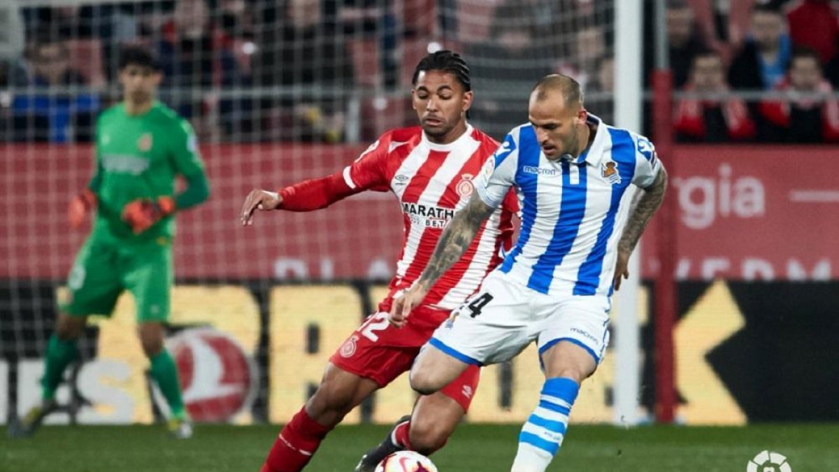 Sandro se dispone a chutar ante el acoso de Douglas Luiz, durante el último Girona-Real Sociedad.-LALIGA