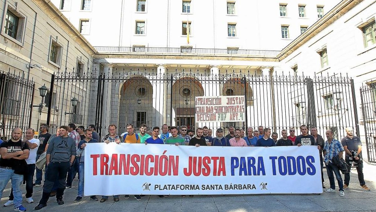 Concentración de algunos trabajadores a la puerta del Ministerio para protestar por el acuerdo del carbón.-ICAL