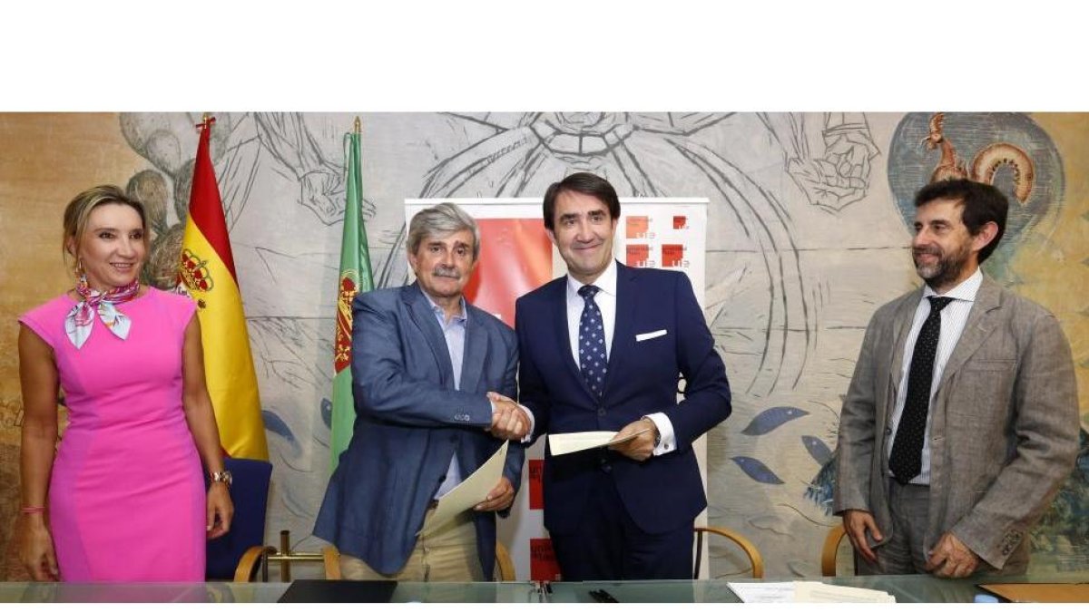 El consejero de Fomento y Medio Ambiente, Juan Carlos Suárez-Quiñones y el rector de la ULE, Juan Francisco García, firman un protocolo de colaboración.-ICAL