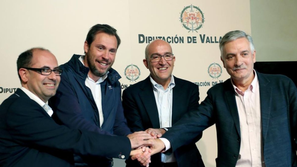 El presidente de la Diputación de Valladolid, Jesús Julio Carnero (2I), y el alcalde de la ciudad, Óscar Puente (2D), llegan a un acuerdo entre ambas instituciones acerca del Parque de Bomberos de la capital vallisoletana.-ICAL