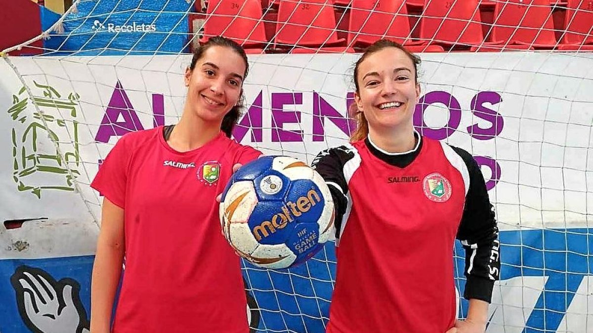 Bea Puertas yTeresa Álvarez posan con un balón en Huerta delRey.-E. M.