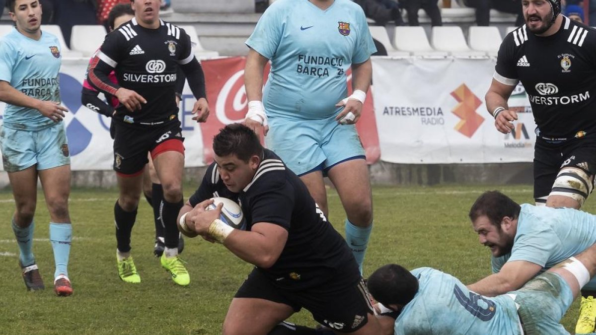 Nico Jurado logra el primer ensayo del partido de ayer.-P. REQUEJO
