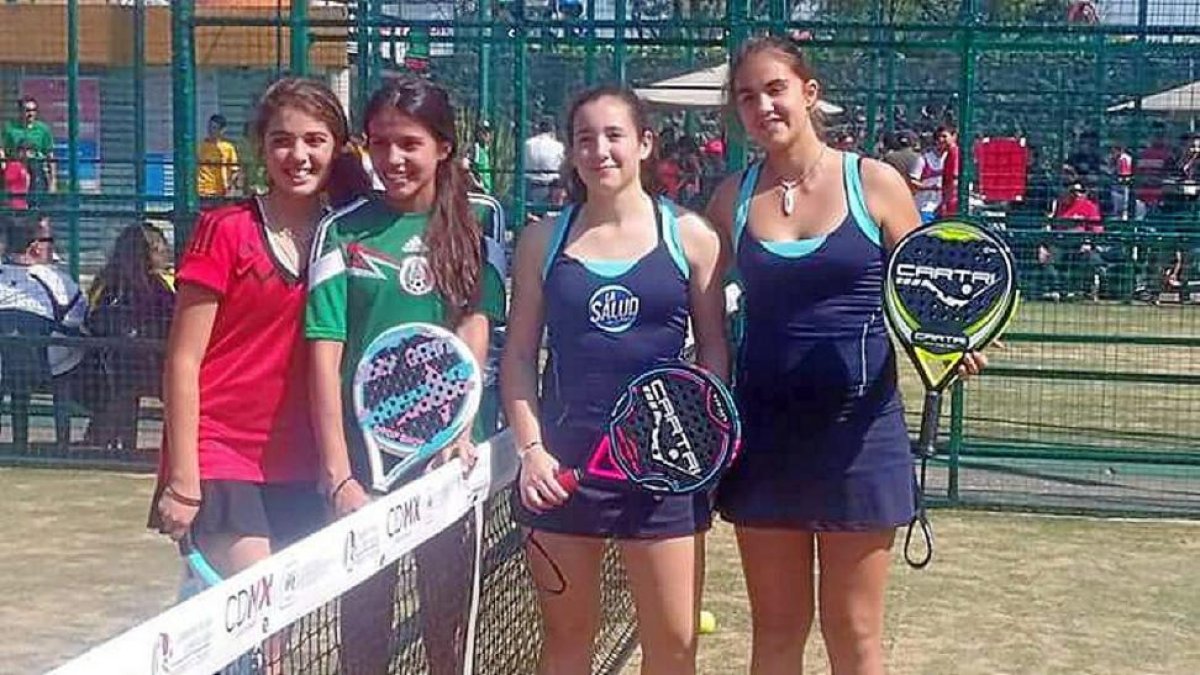 Esther Carnicero (d.) y Araceli Martínez junto a las jugadoras mexicanas.-E.M.