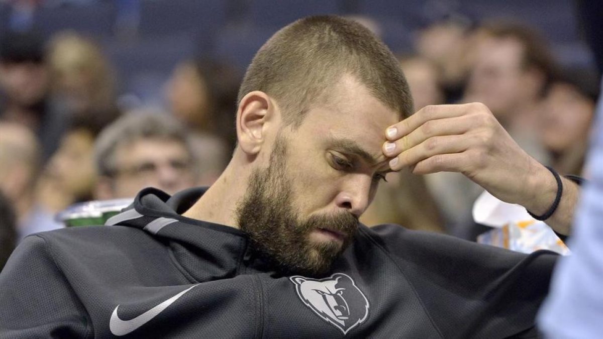 Marc Gasol cabizbajo en el banquillo-BRANDON DILL