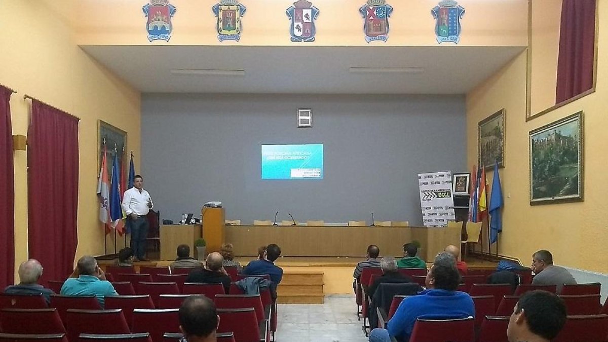 Las jornadas dedicadas a los purines del porcino de UCCL se celebraron en el Ayuntamiento de Lerma.-ECB